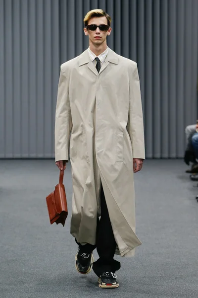 Look 16